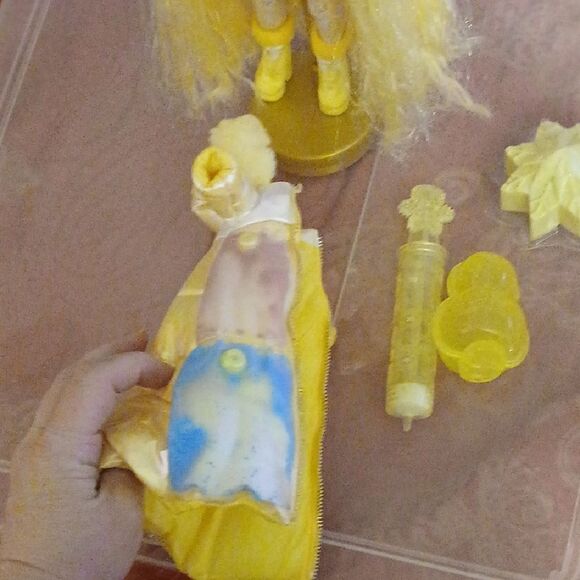 Fashion Doll with Yellow Outfit and Accessories - Picture 4 of 5